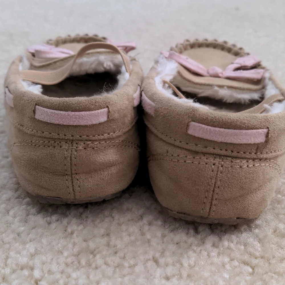 Toddler Girls Moccasin Slippers (Size 7/8)